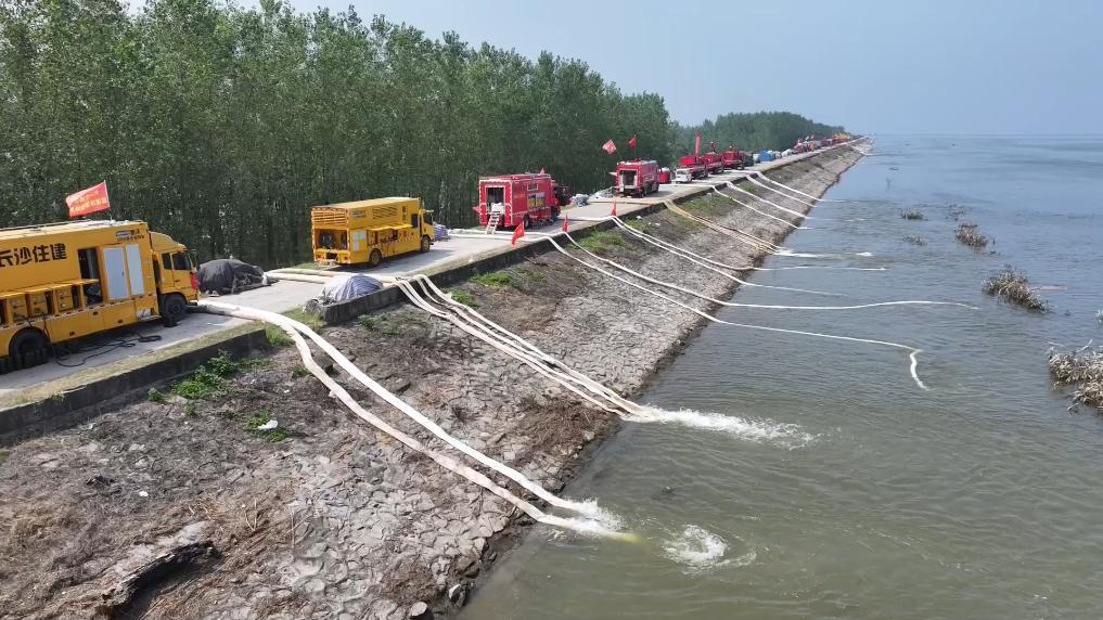 泰豪·海德馨排水車、電源車馳援團洲垸排澇保電